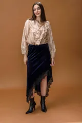 Falda midi de terciopelo azul marino con corte irregular y detalle de encaje negro en el ruedo.