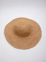 Gorro negro de paja trenzada con ala ancha moldeable.