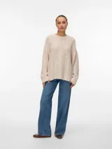 Sweater de punto color beige, con cuello redondo, mangas largas y diseño holgado con tejido de ochos.