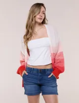 Cárdigan de punto abierto y calado con silueta holgada y hombros caídos, diseño degradado en tonos blanco, rosado y rojo. Presenta frente abierto sin botones y mangas largas abullonadas con terminación en puño acanalado.