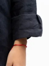 Camisa de lino azul marino de manga larga con cuello clásico y corte relajado.