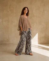 Pantalón de tiro medio con estampa animal print en tonos marrón, negro y crudo, de corte ancho y fluido.