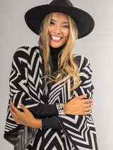 Ruana italiana con diseño zig zag en blanco y negro, de tejido suave y abrigado.