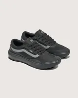 Championes Vans modelo Ultrarange 2.0, color negro con detalles en gris oscuro. Presentan un diseño técnico con entresuela UltraCush™ Lite para mayor amortiguación, sistema de ajuste con cordones y suela con patrón waffle inverso para mejor tracción.