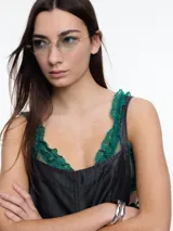 Enterito de denim suave confeccionado en 100% lyocell, con escote recto y breteles finos regulables que se ajustan en la espalda. Presenta una silueta amplia de pierna recta, caída fluida, bolsillos traseros aplicados y costuras a contratono.