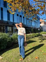 Remera color beige con estampado frontal con la frase "Coffee and Couture" en letras marrones.