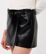 Short pollera de tiro alto confeccionado en poliuretano con acabado que imita el cuero. Presenta un diseño cruzado tipo falda con cinturón integrado de hebilla metálica y cierre oculto.
