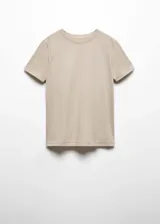 Remera color beige de algodón, con cuello redondo y mangas cortas. Corte recto y calce regular.