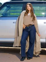 Pantalón de jean celeste de corte ancho.