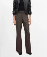 Pantalon de vestir de talle alto y corte recto color marron, con bolsillos laterales y presillas para cinturon e incluye un cinturon a tono.