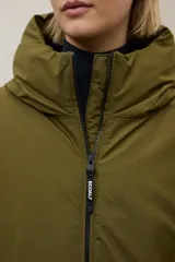 Campera larga acolchada color verde oliva, con capucha grande y cierre frontal de cremallera negra.