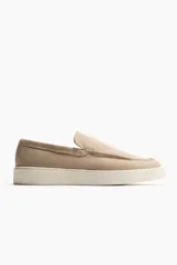 Mocasines de gamuza color beige con acabado cepillado, costuras tradicionales en el empeine y suela de goma blanca.