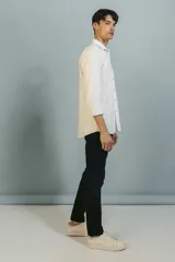 Pantalón de corte recto y estilo formal, confeccionado en tela de textura suave color azul marino oscuro.