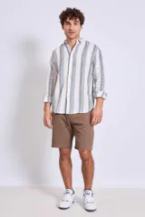 Bermuda marrón de corte recto.