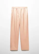 Pantalón de corte recto y diseño fluido con efecto satinado. Presenta cintura con elástico y dos bolsillos laterales.
