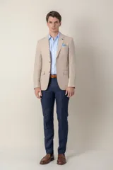 Saco de lino corte slim fit, color beige, con solapa de muesca, cierre frontal de dos botones y bolsillos con solapa.