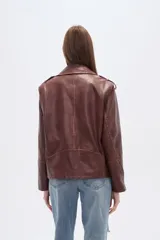 Chaqueta estilo biker de eco-cuero con efecto desgastado, color negro. Presenta cuello solapa, cierre asimétrico frontal, bolsillos con cierre y hombreras.