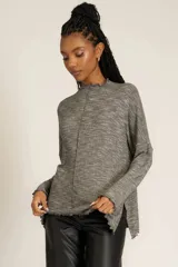 Camiseta manga larga gris jaspeado, de tejido acanalado suave, con borde de merrow y costuras en contraste.