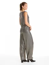 Pantalón modelo palazzo de tiro alto con pretina ancha elastizada, confeccionado en tejido metalizado con textura acanalada.
