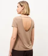 Remera deportiva de microfibra color tostado, con mangas cortas, cuello redondo y costuras reforzadas.