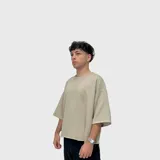 Remera negra de corte boxy fit y tejido grueso, con mangas 3/4 y diseño minimalista que incluye el número "1999" estampado en el pecho en tono sutil.