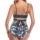 Bikini de dos piezas con corpiño negro tipo crop top con diseño cruzado y bombacha de tiro alto con estampado animal print de leopardo.