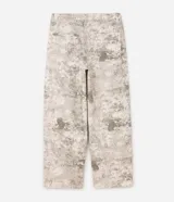 Pantalón de sarga de algodón con corte super baggy, tiro bajo y piernas ultra amplias. Presenta un estampado integral con efecto marmorizado o dirty, bolsillos utilitarios laterales, bolsillos frontales y traseros, cintura con pasantes y cierre frontal con botón y cremallera.
