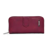 Billetera larga de cuerina color celeste con efecto desgastado, solapa con broche a presión y placa metálica con la marca grabada. Cuenta con compartimento posterior con cierre metálico.
