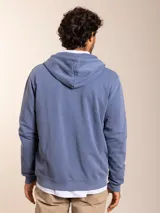 Canguro gris con cierre frontal, capucha con cordones ajustables y logo bordado en el pecho.
