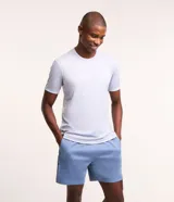 Remera deportiva de manga corta con cuello redondo, confeccionada en tejido técnico de poliéster con tecnología de secado rápido. Presenta recortes laterales en poliamida y detalles reflectantes.