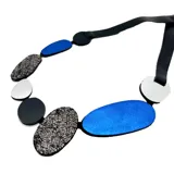 Collar de cuero negro con piedras de colores azul, plateado, blanco y negro.