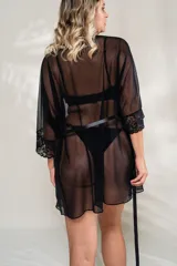 Bata corta de microtul negra con detalles de puntilla en mangas y ruedo, y lazo de satén para atar en la cintura.