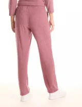 Pantalón jogger color rosado, de tejido suave, con pretina elastizada y bolsillos laterales. El diseño de la pierna es de caída fluida y se ajusta levemente en el tobillo.