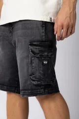 Bermuda cargo de jean con bolsillos laterales XL y efecto de lavado gastado. Presenta un corte cómodo y resistente, ideal para uso diario.
