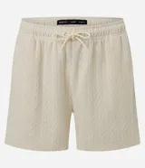 Bermuda masculina color crudo confeccionada en jacquard texturizado. Posee cintura elástica con cordón ajustable y bolsillos laterales.