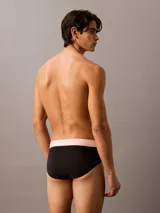 Pack de tres slips de algodón con cintura elástica distintiva de la marca. Diseño con bolsa de apoyo contorneada y corte clásico.