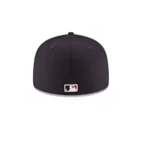 Gorra New Era 59Fifty de los New York Yankees, color negro con logo bordado en blanco.