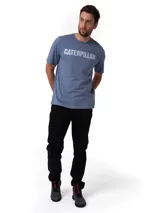 Remera de cuello redondo y manga corta, color gris azulado, con el logo de la marca Caterpillar estampado en blanco en el pecho.