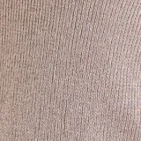 Musculosa de punto con hilo lurex en color beige, de corte ajustado al cuerpo, con escote en V y tirantes finos.