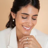 Anillo de oro 10k con dije en forma de trébol de cuatro hojas con incrustación de nácar.