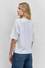 Remera blanca de corte recto y mangas cortas.