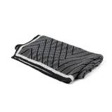 Pashmina gris con diseño de espiga en blanco y negro, con borde gris liso.