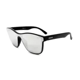 Lentes de sol deportivos Mistral modelo Nazare, con montura negra y lentes espejados plateados.