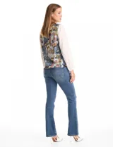 Buzo combinado con torso de tejido fino estampado con diseño floral en tonos azules, grises y rosados. Presenta mangas largas de gasa liviana en color blanco con puños elásticos y botones funcionales en los laterales del ruedo.