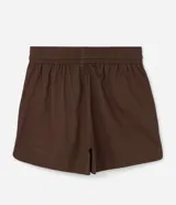 Short color beige de sarga de algodón, con cintura elástica, lazo ajustable y bolsillos laterales. Corte holgado.