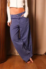 Pantalón de jean color lila, de corte amplio y tiro alto.