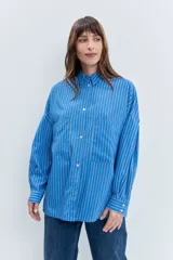 Camisa de corte oversize con estampado de rayas verticales, cuello clásico, cierre frontal con botones y mangas largas con volumen.