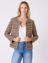 Chaqueta de tweed marca Nanette, color marrón y beige con estampado pata de gallo. Cuello redondo, abertura central, bolsillos delanteros y puños con botones perlados. Terminación desflecada y forro interno.