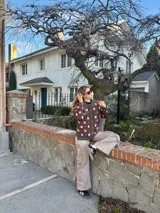 Cárdigan marrón con estampado de cuadrados de colores, cuello en V y botones.