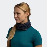 Cuello multifuncional confeccionado en 100% lana merino de color azul oscuro melange. Prenda ligera y suave diseñada para la regulación térmica y resistencia natural a los olores.